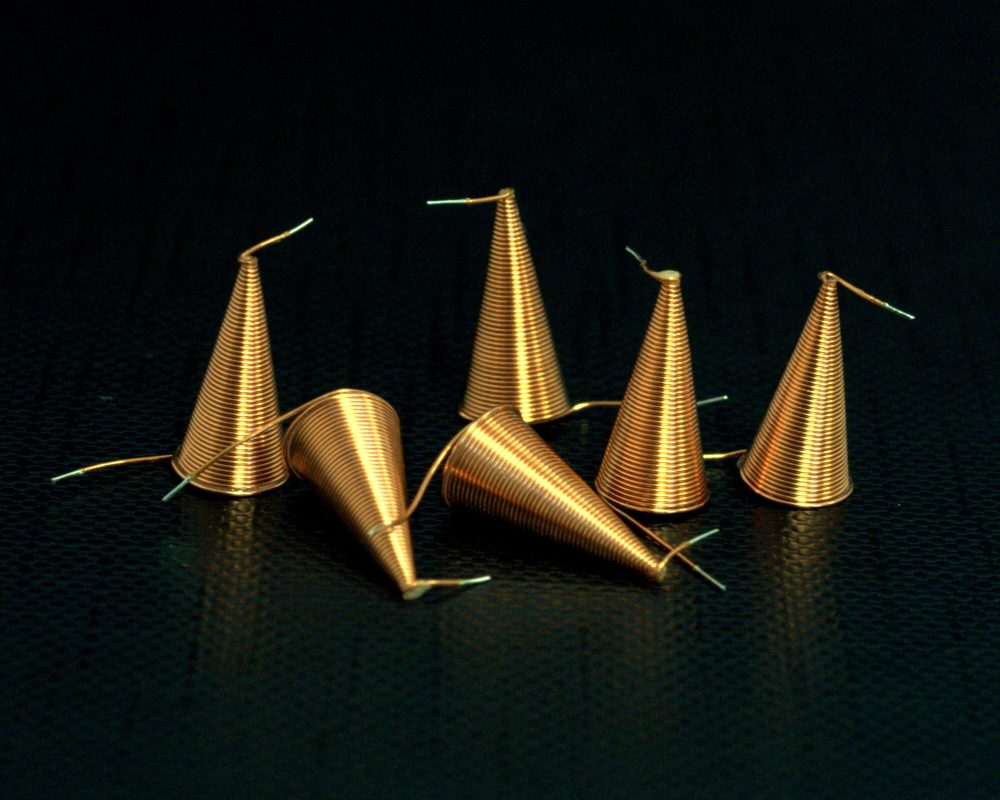 NEOTECH - Producent podzespołów indukcyjnych. Cewki, Dławiki, Anteny, Grzałki, Transformatory. www.neotech.pl/indukcyjneCewki indukcyjne SMD, do automatycznego montażu pick-and-place, z naniesionymi punktami klejowymi SMT, stabilny transport i pozycjonowanie elementów indukcyjnych w nowoczesnych procesach produkcji elektroniki SMD | NEOTECH - Producent podzespołów indukcyjnych. Cewki, Dławiki, Anteny, Grzałki, Transformatory. www.neotech.pl/indukcyjne | Cewki smd automatyczny montaż | Cewka indukcyjna