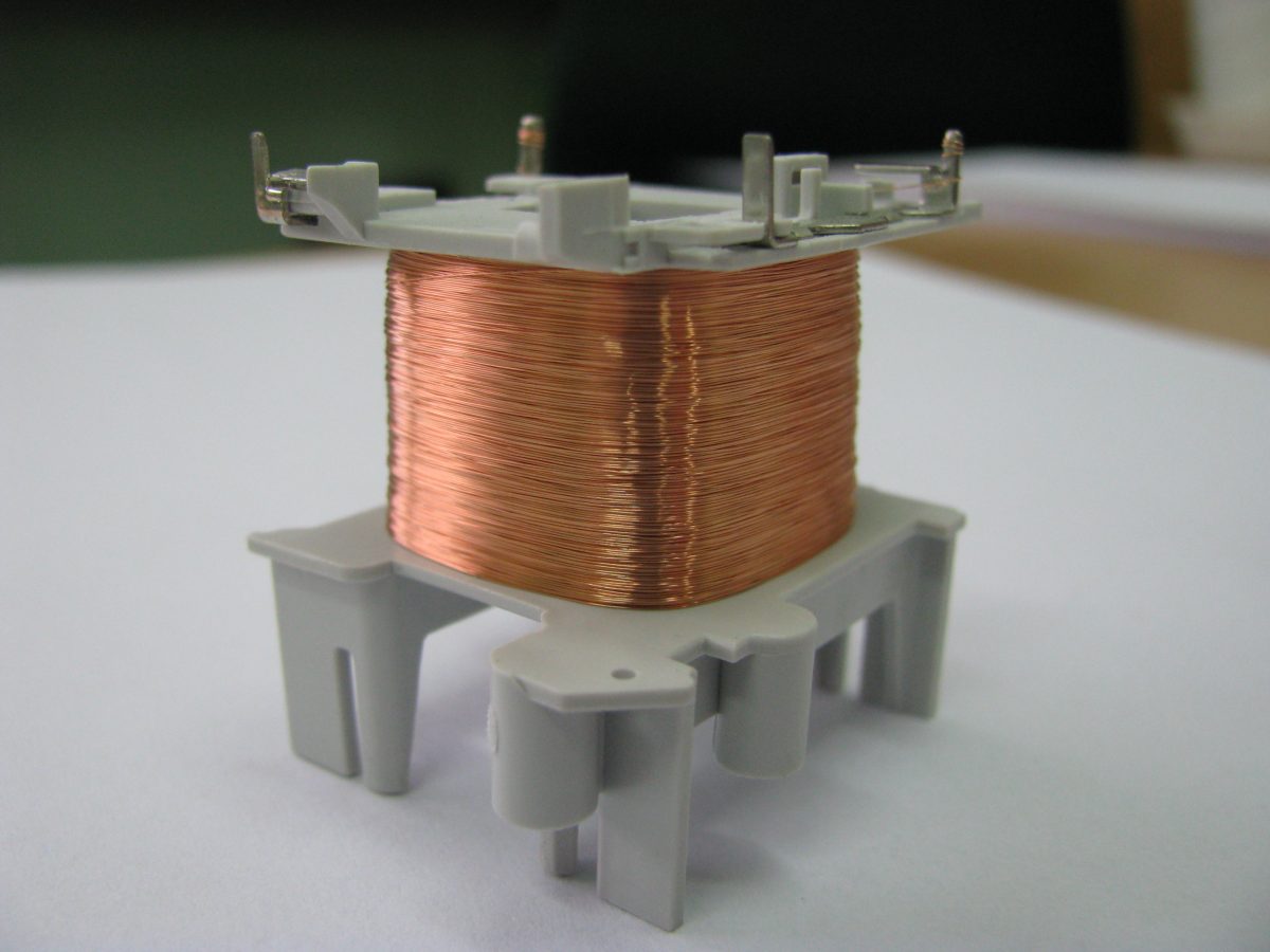 NEOTECH - Producent podzespołów indukcyjnych. Cewki, Dławiki, Anteny, Grzałki, Transformatory. www.neotech.pl/indukcyjne | Cewki indukcyjne SMD, do automatycznego montażu pick-and-place, z naniesionymi punktami klejowymi SMT, stabilny transport i pozycjonowanie elementów indukcyjnych w nowoczesnych procesach produkcji elektroniki SMD | NEOTECH - Producent podzespołów indukcyjnych. Cewki, Dławiki, Anteny, Grzałki, Transformatory. www.neotech.pl/indukcyjne | Cewki smd automatyczny montaż | Cewka indukcyjna