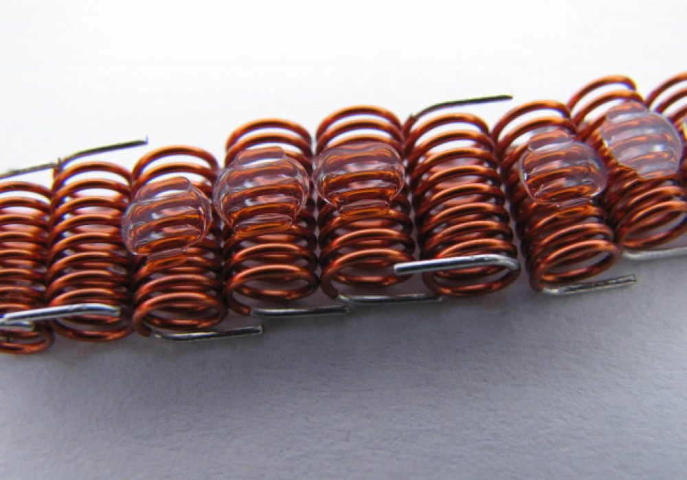 Cewki indukcyjne SMD, do automatycznego montażu pick-and-place, z naniesionymi punktami klejowymi SMT, stabilny transport i pozycjonowanie elementów indukcyjnych w nowoczesnych procesach produkcji elektroniki SMD | NEOTECH - Producent podzespołów indukcyjnych. Cewki, Dławiki, Anteny, Grzałki, Transformatory. www.neotech.pl/indukcyjne | Cewki smd automatyczny montaż | Cewka indukcyjna