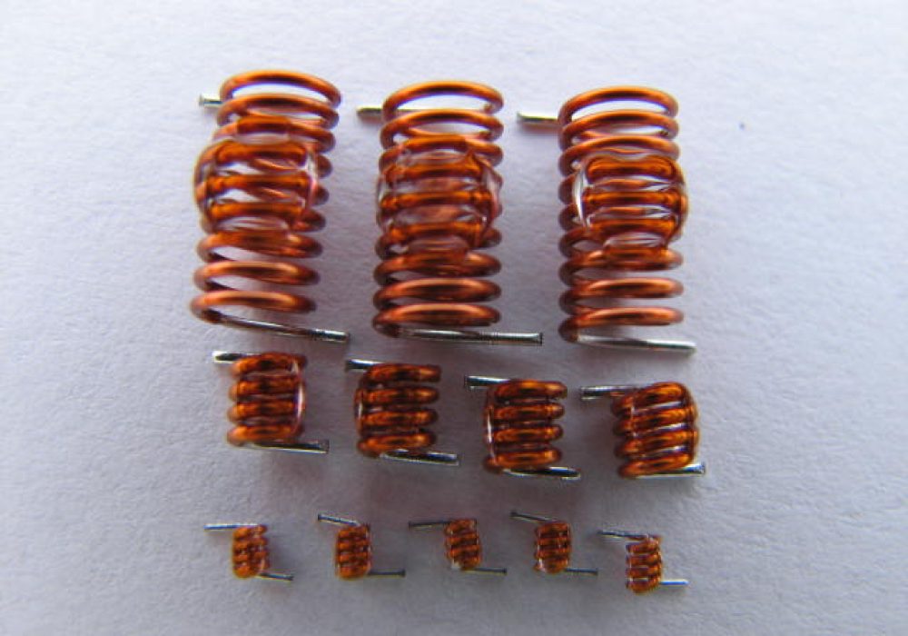 Cewki indukcyjne SMD, do automatycznego montażu pick-and-place, z naniesionymi punktami klejowymi SMT, stabilny transport i pozycjonowanie elementów indukcyjnych w nowoczesnych procesach produkcji elektroniki SMD | NEOTECH - Producent podzespołów indukcyjnych. Cewki, Dławiki, Anteny, Grzałki, Transformatory. www.neotech.pl/indukcyjne | Cewki smd automatyczny montaż | Cewka indukcyjna