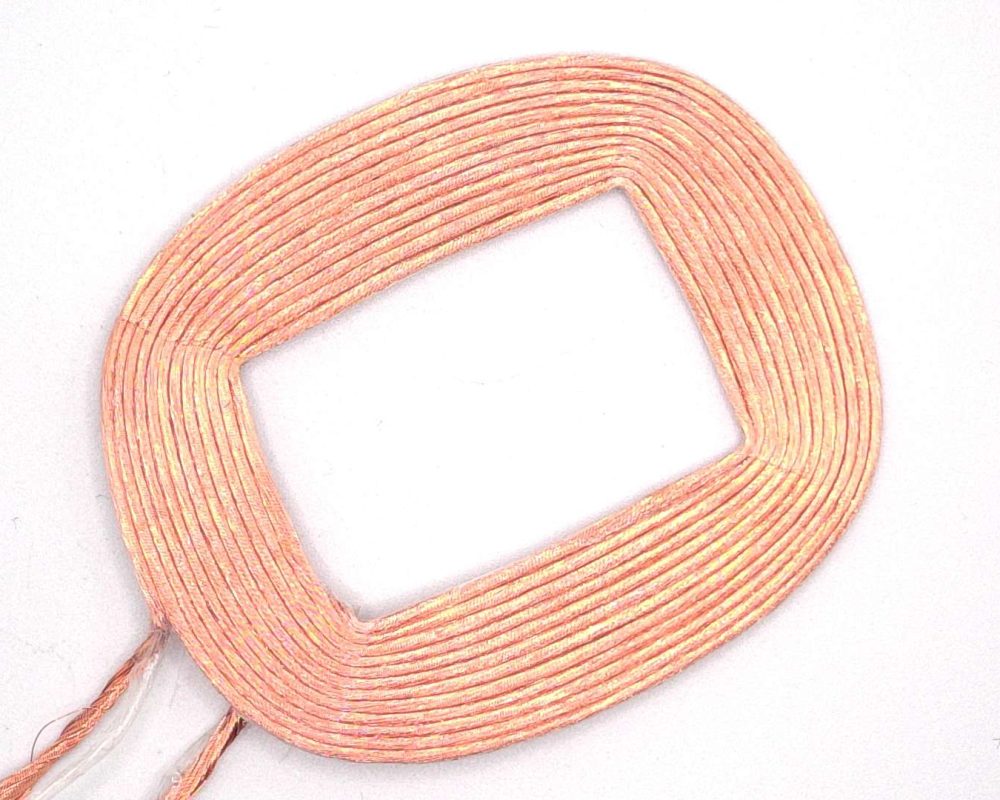 NEOTECH - Producent podzespołów indukcyjnych. Cewki, Dławiki, Anteny, Grzałki, Transformatory. www.neotech.pl/indukcyjne | Cewki AudioCewki indukcyjne SMD, do automatycznego montażu pick-and-place, z naniesionymi punktami klejowymi SMT, stabilny transport i pozycjonowanie elementów indukcyjnych w nowoczesnych procesach produkcji elektroniki SMD | NEOTECH - Producent podzespołów indukcyjnych. Cewki, Dławiki, Anteny, Grzałki, Transformatory. www.neotech.pl/indukcyjne | Cewki smd automatyczny montaż | Cewka indukcyjna