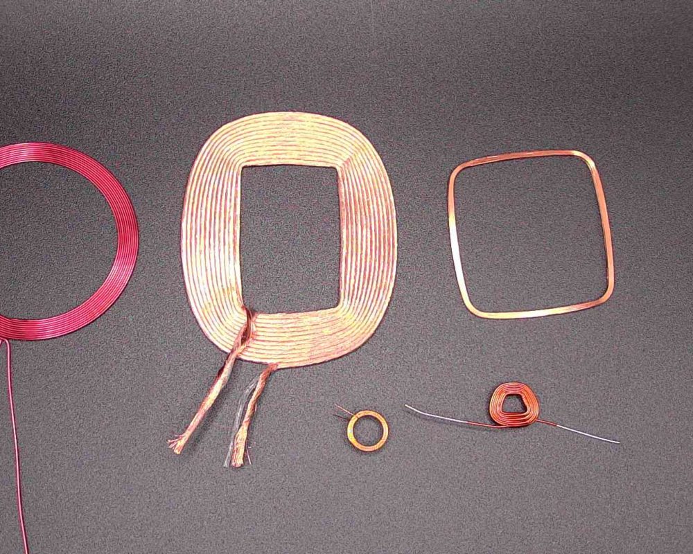 NEOTECH - Producent podzespołów indukcyjnych. Cewki, Dławiki, Anteny, Grzałki, Transformatory. www.neotech.pl/indukcyjneCewki indukcyjne SMD, do automatycznego montażu pick-and-place, z naniesionymi punktami klejowymi SMT, stabilny transport i pozycjonowanie elementów indukcyjnych w nowoczesnych procesach produkcji elektroniki SMD | NEOTECH - Producent podzespołów indukcyjnych. Cewki, Dławiki, Anteny, Grzałki, Transformatory. www.neotech.pl/indukcyjne | Cewki smd automatyczny montaż | Cewka indukcyjna