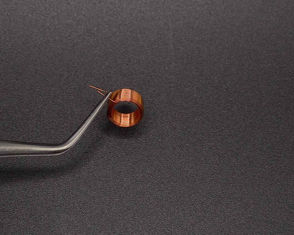 NEOTECH - Producent podzespołów indukcyjnych. Cewki, Dławiki, Anteny, Grzałki, Transformatory. www.neotech.pl/indukcyjneCewki indukcyjne SMD, do automatycznego montażu pick-and-place, z naniesionymi punktami klejowymi SMT, stabilny transport i pozycjonowanie elementów indukcyjnych w nowoczesnych procesach produkcji elektroniki SMD | NEOTECH - Producent podzespołów indukcyjnych. Cewki, Dławiki, Anteny, Grzałki, Transformatory. www.neotech.pl/indukcyjne | Cewki smd automatyczny montaż | Cewka indukcyjna