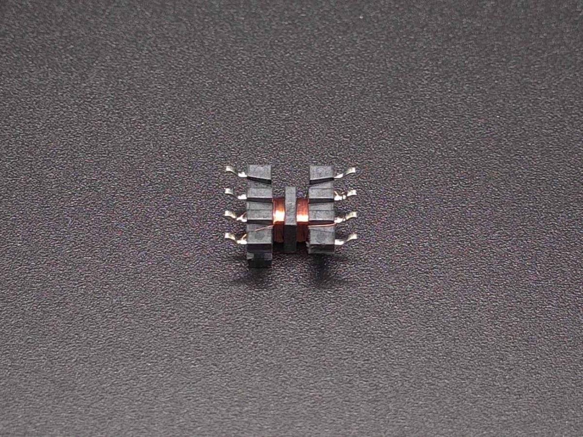 NEOTECH - Producent podzespołów indukcyjnych. Cewki, Dławiki, Anteny, Grzałki, Transformatory. www.neotech.pl/indukcyjne | Cewki indukcyjne SMD, do automatycznego montażu pick-and-place, z naniesionymi punktami klejowymi SMT, stabilny transport i pozycjonowanie elementów indukcyjnych w nowoczesnych procesach produkcji elektroniki SMD | NEOTECH - Producent podzespołów indukcyjnych. Cewki, Dławiki, Anteny, Grzałki, Transformatory. www.neotech.pl/indukcyjne | Cewki smd automatyczny montaż | Cewka indukcyjna