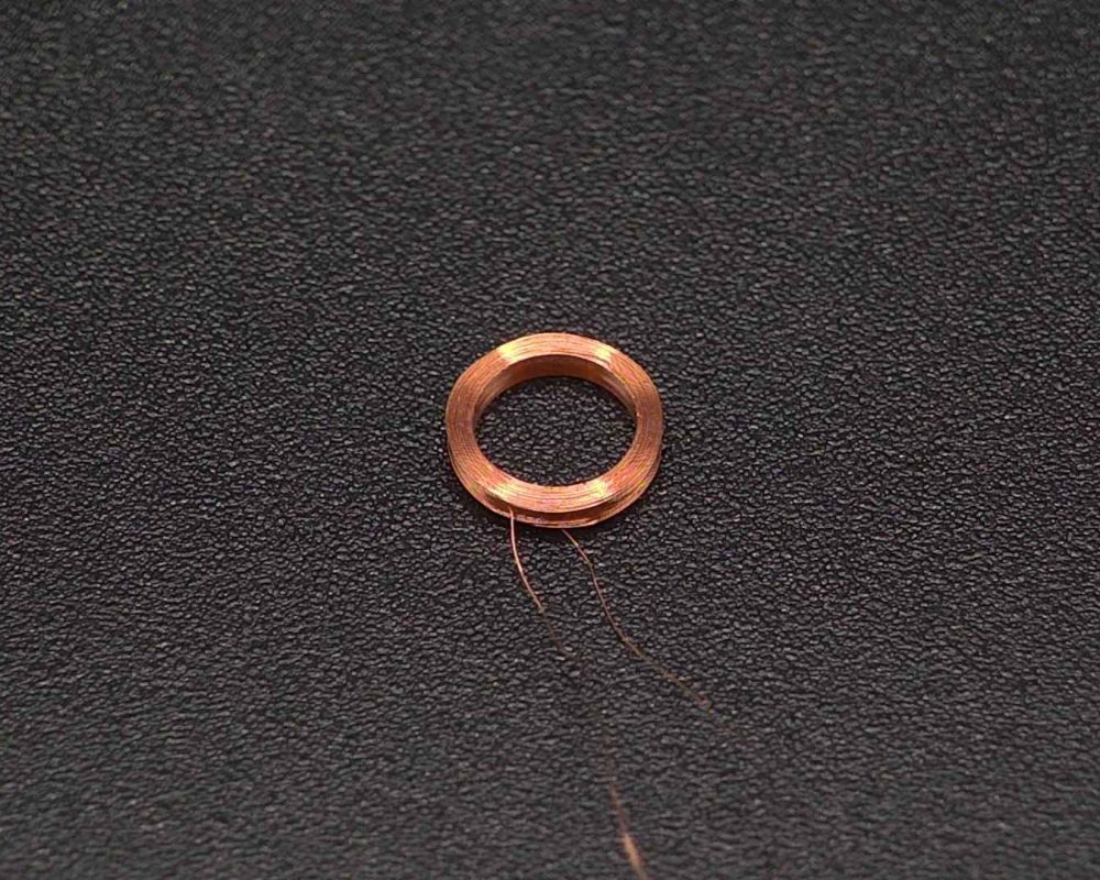 NEOTECH - Producent podzespołów indukcyjnych. Cewki, Dławiki, Anteny, Grzałki, Transformatory. www.neotech.pl/indukcyjneCewki indukcyjne SMD, do automatycznego montażu pick-and-place, z naniesionymi punktami klejowymi SMT, stabilny transport i pozycjonowanie elementów indukcyjnych w nowoczesnych procesach produkcji elektroniki SMD | NEOTECH - Producent podzespołów indukcyjnych. Cewki, Dławiki, Anteny, Grzałki, Transformatory. www.neotech.pl/indukcyjne | Cewki smd automatyczny montaż | Cewka indukcyjna