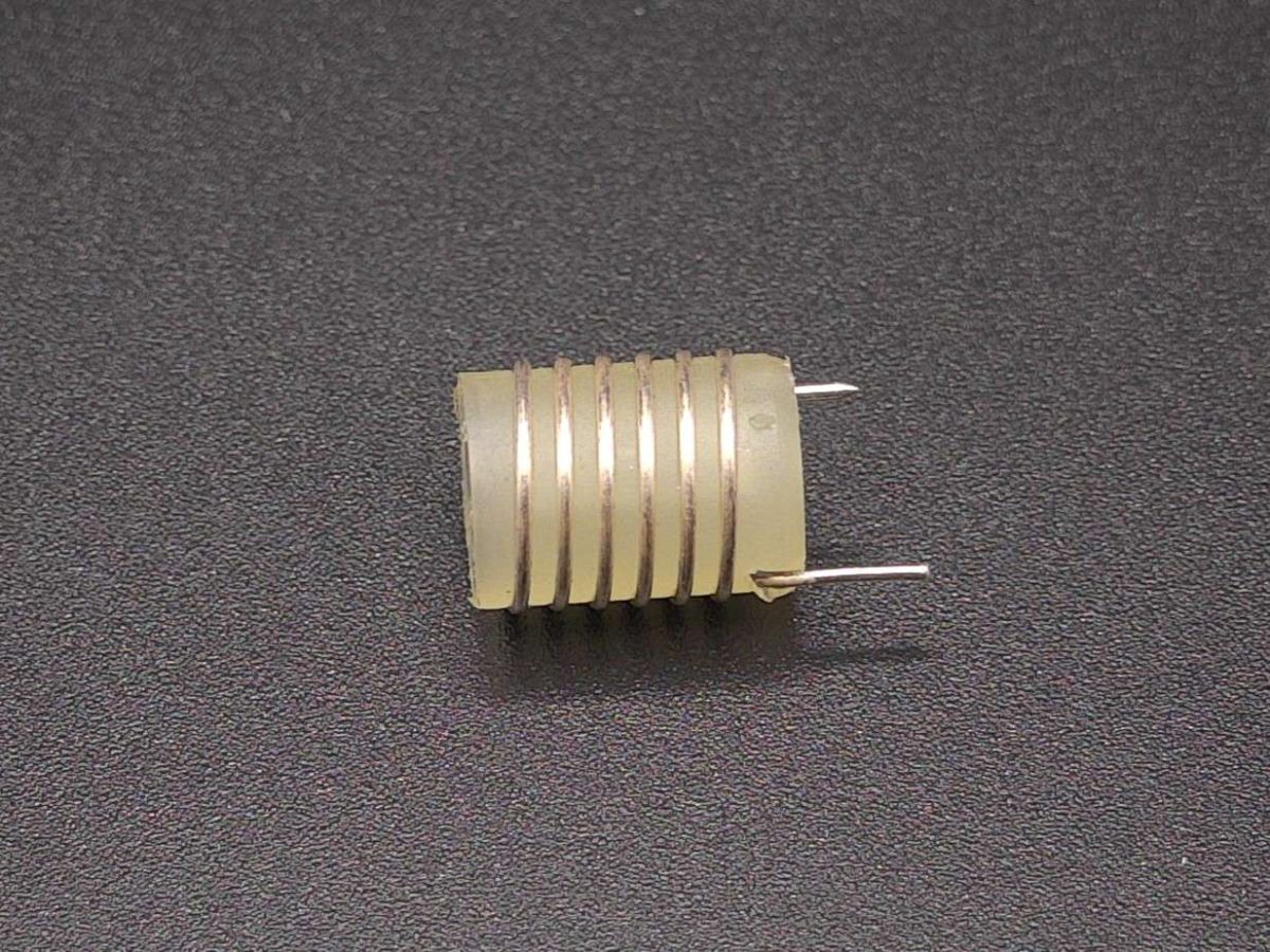 NEOTECH - Producent podzespołów indukcyjnych. Cewki, Dławiki, Anteny, Grzałki, Transformatory. www.neotech.pl/indukcyjne | Cewki indukcyjne SMD, do automatycznego montażu pick-and-place, z naniesionymi punktami klejowymi SMT, stabilny transport i pozycjonowanie elementów indukcyjnych w nowoczesnych procesach produkcji elektroniki SMD | NEOTECH - Producent podzespołów indukcyjnych. Cewki, Dławiki, Anteny, Grzałki, Transformatory. www.neotech.pl/indukcyjne | Cewki smd automatyczny montaż | Cewka indukcyjna