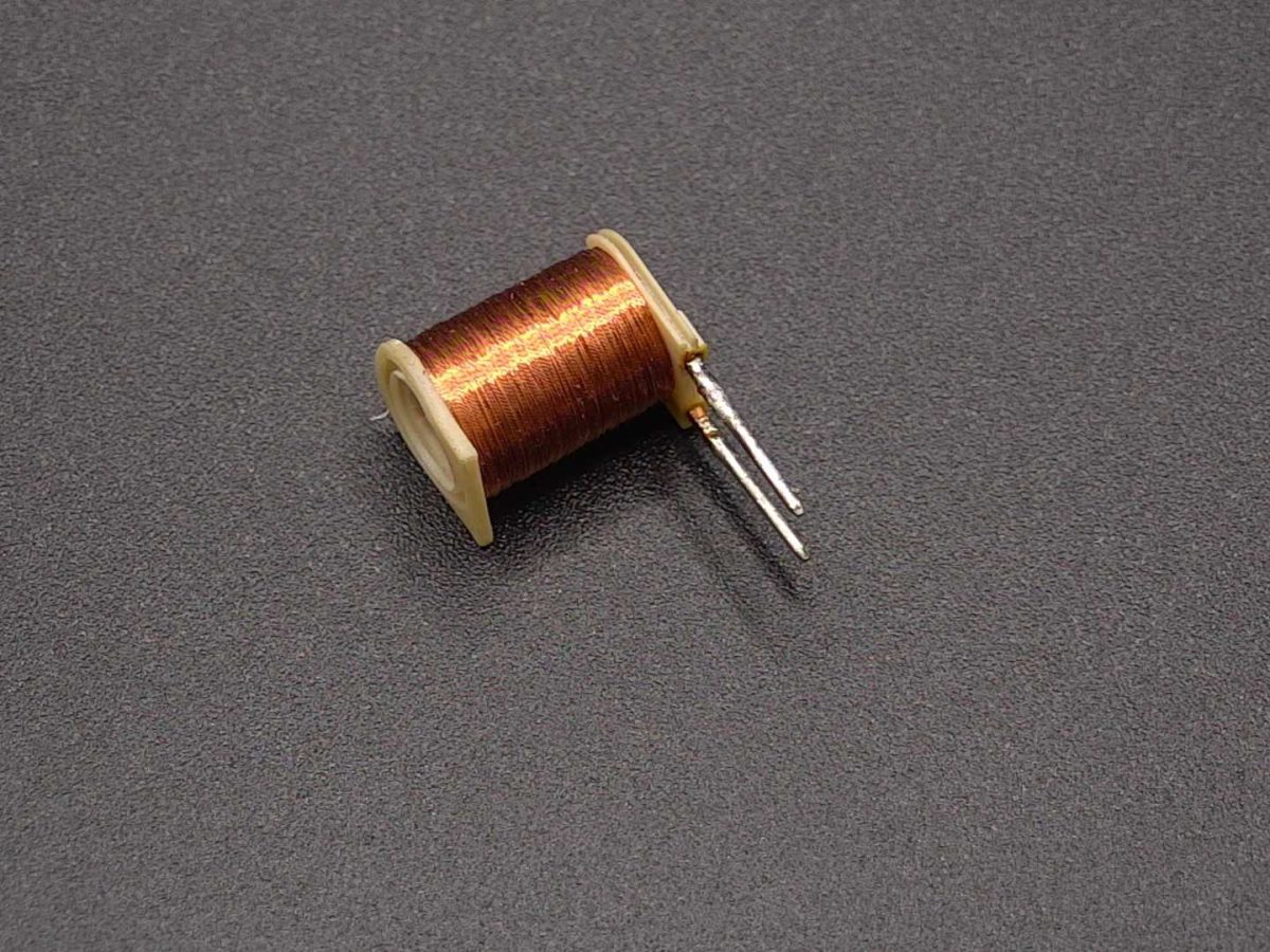 NEOTECH - Producent podzespołów indukcyjnych. Cewki, Dławiki, Anteny, Grzałki, Transformatory. www.neotech.pl/indukcyjne | Cewki indukcyjne SMD, do automatycznego montażu pick-and-place, z naniesionymi punktami klejowymi SMT, stabilny transport i pozycjonowanie elementów indukcyjnych w nowoczesnych procesach produkcji elektroniki SMD | NEOTECH - Producent podzespołów indukcyjnych. Cewki, Dławiki, Anteny, Grzałki, Transformatory. www.neotech.pl/indukcyjne | Cewki smd automatyczny montaż | Cewka indukcyjna