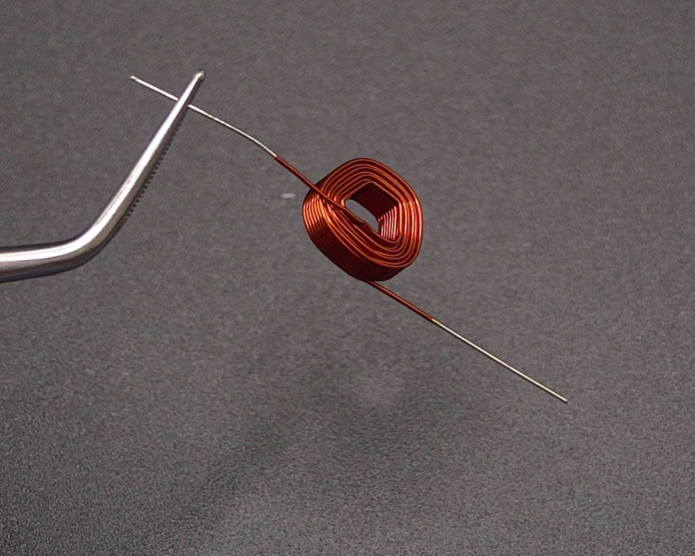 NEOTECH - Producent podzespołów indukcyjnych. Cewki, Dławiki, Anteny, Grzałki, Transformatory. www.neotech.pl/indukcyjne | Cewki termospiekalne do silników elektrycznych, liniowych, generatorów, elektromagnesówCewki indukcyjne SMD, do automatycznego montażu pick-and-place, z naniesionymi punktami klejowymi SMT, stabilny transport i pozycjonowanie elementów indukcyjnych w nowoczesnych procesach produkcji elektroniki SMD | NEOTECH - Producent podzespołów indukcyjnych. Cewki, Dławiki, Anteny, Grzałki, Transformatory. www.neotech.pl/indukcyjne | Cewki smd automatyczny montaż | Cewka indukcyjna