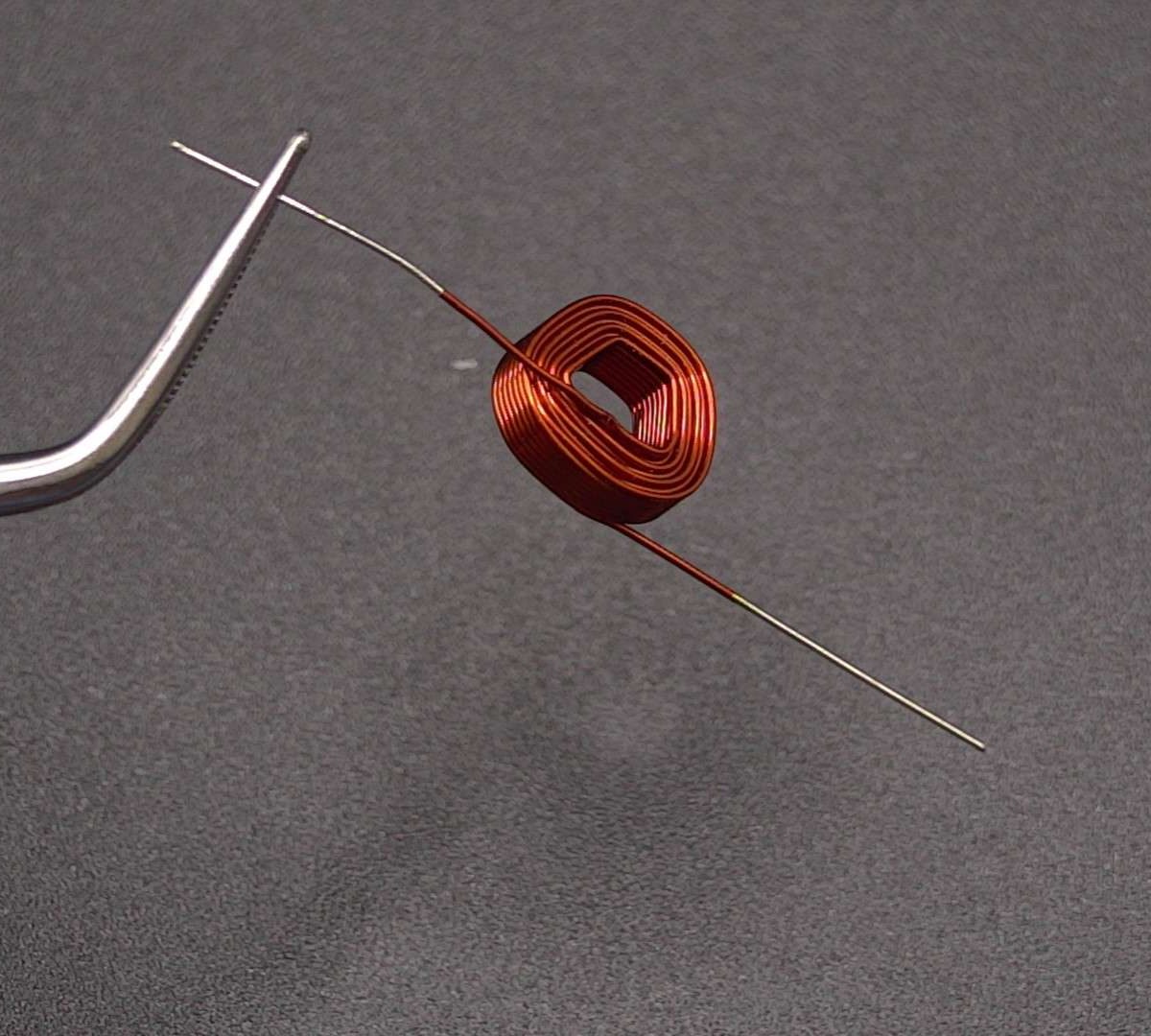 NEOTECH - Producent podzespołów indukcyjnych. Cewki, Dławiki, Anteny, Grzałki, Transformatory. www.neotech.pl/indukcyjne | Cewki termospiekalne do silników elektrycznych, liniowych, generatorów, elektromagnesówCewki indukcyjne SMD, do automatycznego montażu pick-and-place, z naniesionymi punktami klejowymi SMT, stabilny transport i pozycjonowanie elementów indukcyjnych w nowoczesnych procesach produkcji elektroniki SMD | NEOTECH - Producent podzespołów indukcyjnych. Cewki, Dławiki, Anteny, Grzałki, Transformatory. www.neotech.pl/indukcyjne | Cewki smd automatyczny montaż | Cewka indukcyjna