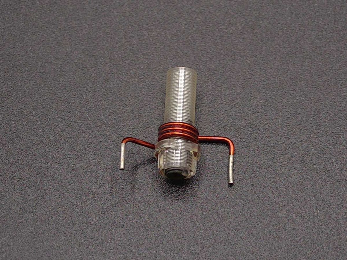 NEOTECH - Producent podzespołów indukcyjnych. Cewki, Dławiki, Anteny, Grzałki, Transformatory. www.neotech.pl/indukcyjne | Cewki indukcyjne SMD, do automatycznego montażu pick-and-place, z naniesionymi punktami klejowymi SMT, stabilny transport i pozycjonowanie elementów indukcyjnych w nowoczesnych procesach produkcji elektroniki SMD | NEOTECH - Producent podzespołów indukcyjnych. Cewki, Dławiki, Anteny, Grzałki, Transformatory. www.neotech.pl/indukcyjne | Cewki smd automatyczny montaż | Cewka indukcyjna