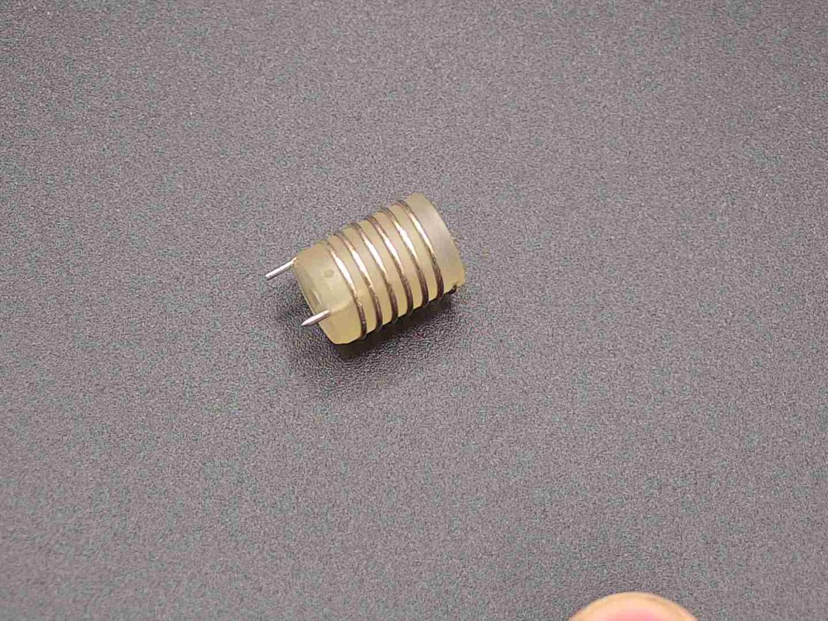 NEOTECH - Producent podzespołów indukcyjnych. Cewki, Dławiki, Anteny, Grzałki, Transformatory. www.neotech.pl/indukcyjne | Cewki indukcyjne SMD, do automatycznego montażu pick-and-place, z naniesionymi punktami klejowymi SMT, stabilny transport i pozycjonowanie elementów indukcyjnych w nowoczesnych procesach produkcji elektroniki SMD | NEOTECH - Producent podzespołów indukcyjnych. Cewki, Dławiki, Anteny, Grzałki, Transformatory. www.neotech.pl/indukcyjne | Cewki smd automatyczny montaż | Cewka indukcyjna