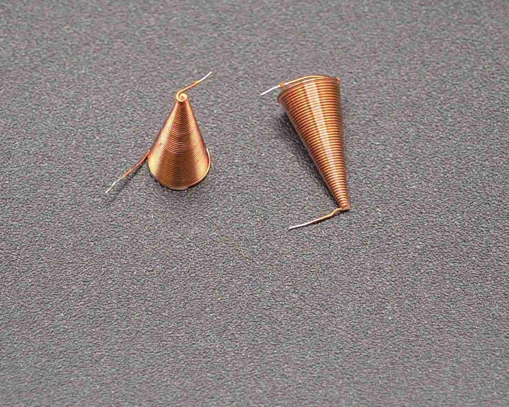 NEOTECH - Producent podzespołów indukcyjnych. Cewki, Dławiki, Anteny, Grzałki, Transformatory. www.neotech.pl/indukcyjneCewki indukcyjne SMD, do automatycznego montażu pick-and-place, z naniesionymi punktami klejowymi SMT, stabilny transport i pozycjonowanie elementów indukcyjnych w nowoczesnych procesach produkcji elektroniki SMD | NEOTECH - Producent podzespołów indukcyjnych. Cewki, Dławiki, Anteny, Grzałki, Transformatory. www.neotech.pl/indukcyjne | Cewki smd automatyczny montaż | Cewka indukcyjna