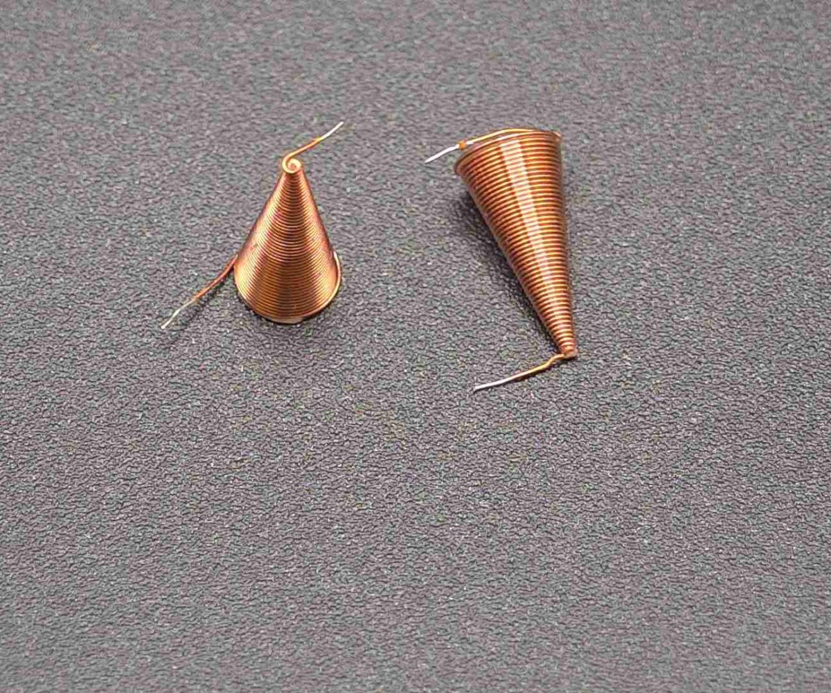 NEOTECH - Producent podzespołów indukcyjnych. Cewki, Dławiki, Anteny, Grzałki, Transformatory. www.neotech.pl/indukcyjneCewki indukcyjne SMD, do automatycznego montażu pick-and-place, z naniesionymi punktami klejowymi SMT, stabilny transport i pozycjonowanie elementów indukcyjnych w nowoczesnych procesach produkcji elektroniki SMD | NEOTECH - Producent podzespołów indukcyjnych. Cewki, Dławiki, Anteny, Grzałki, Transformatory. www.neotech.pl/indukcyjne | Cewki smd automatyczny montaż | Cewka indukcyjna