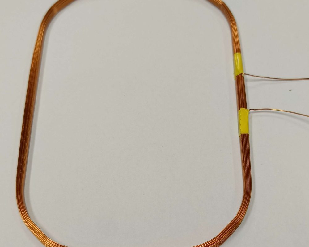 NEOTECH - Producent podzespołów indukcyjnych. Cewki, Dławiki, Anteny, Grzałki, Transformatory. www.neotech.pl/indukcyjneCewki indukcyjne SMD, do automatycznego montażu pick-and-place, z naniesionymi punktami klejowymi SMT, stabilny transport i pozycjonowanie elementów indukcyjnych w nowoczesnych procesach produkcji elektroniki SMD | NEOTECH - Producent podzespołów indukcyjnych. Cewki, Dławiki, Anteny, Grzałki, Transformatory. www.neotech.pl/indukcyjne | Cewki smd automatyczny montaż | Cewka indukcyjna