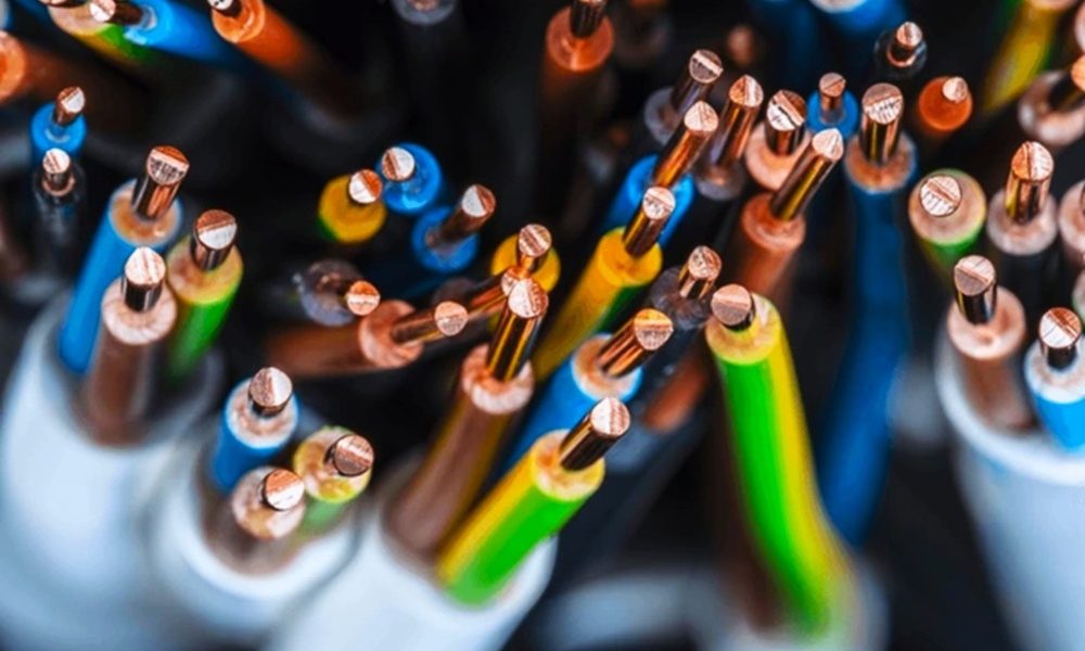 Nietypowe Operacje Dla Przemysłu - NEOTECH oferuje specjalistyczne usługi: termokompresję, cynowanie, klejenie UV, montaż i nawijanie cewek. Realizujemy nietypowe procesy dla przemysłu. Cięcie Przewodów