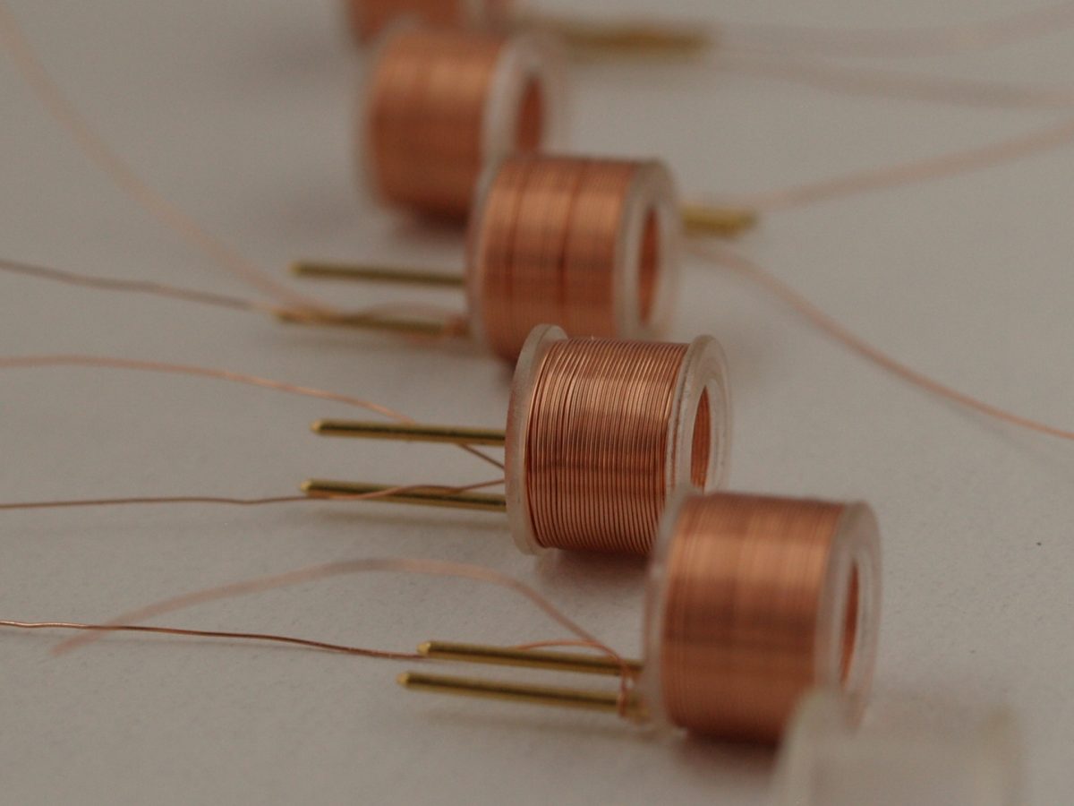 NEOTECH - Producent podzespołów indukcyjnych. Cewki, Dławiki, Anteny, Grzałki, Transformatory. www.neotech.pl/indukcyjne | Cewki indukcyjne SMD, do automatycznego montażu pick-and-place, z naniesionymi punktami klejowymi SMT, stabilny transport i pozycjonowanie elementów indukcyjnych w nowoczesnych procesach produkcji elektroniki SMD | NEOTECH - Producent podzespołów indukcyjnych. Cewki, Dławiki, Anteny, Grzałki, Transformatory. www.neotech.pl/indukcyjne | Cewki smd automatyczny montaż | Cewka indukcyjna