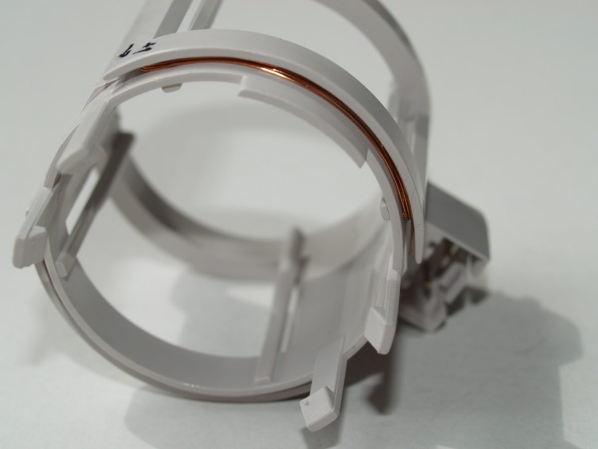 NEOTECH - Producent podzespołów indukcyjnych. Cewki, Dławiki, Anteny, Grzałki, Transformatory. www.neotech.pl/indukcyjne | Cewki indukcyjne SMD, do automatycznego montażu pick-and-place, z naniesionymi punktami klejowymi SMT, stabilny transport i pozycjonowanie elementów indukcyjnych w nowoczesnych procesach produkcji elektroniki SMD | NEOTECH - Producent podzespołów indukcyjnych. Cewki, Dławiki, Anteny, Grzałki, Transformatory. www.neotech.pl/indukcyjne | Cewki smd automatyczny montaż | Cewka indukcyjna