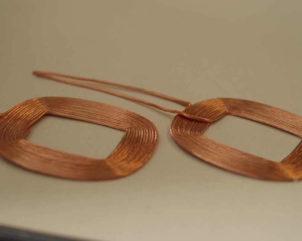 NEOTECH - Producent podzespołów indukcyjnych. Cewki, Dławiki, Anteny, Grzałki, Transformatory. www.neotech.pl/indukcyjneCewki indukcyjne SMD, do automatycznego montażu pick-and-place, z naniesionymi punktami klejowymi SMT, stabilny transport i pozycjonowanie elementów indukcyjnych w nowoczesnych procesach produkcji elektroniki SMD | NEOTECH - Producent podzespołów indukcyjnych. Cewki, Dławiki, Anteny, Grzałki, Transformatory. www.neotech.pl/indukcyjne | Cewki smd automatyczny montaż | Cewka indukcyjna