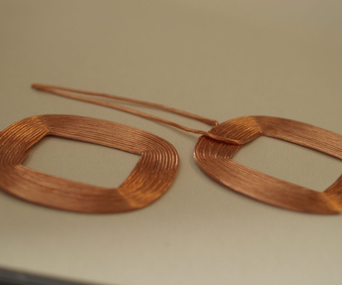 NEOTECH - Producent podzespołów indukcyjnych. Cewki, Dławiki, Anteny, Grzałki, Transformatory. www.neotech.pl/indukcyjneCewki indukcyjne SMD, do automatycznego montażu pick-and-place, z naniesionymi punktami klejowymi SMT, stabilny transport i pozycjonowanie elementów indukcyjnych w nowoczesnych procesach produkcji elektroniki SMD | NEOTECH - Producent podzespołów indukcyjnych. Cewki, Dławiki, Anteny, Grzałki, Transformatory. www.neotech.pl/indukcyjne | Cewki smd automatyczny montaż | Cewka indukcyjna