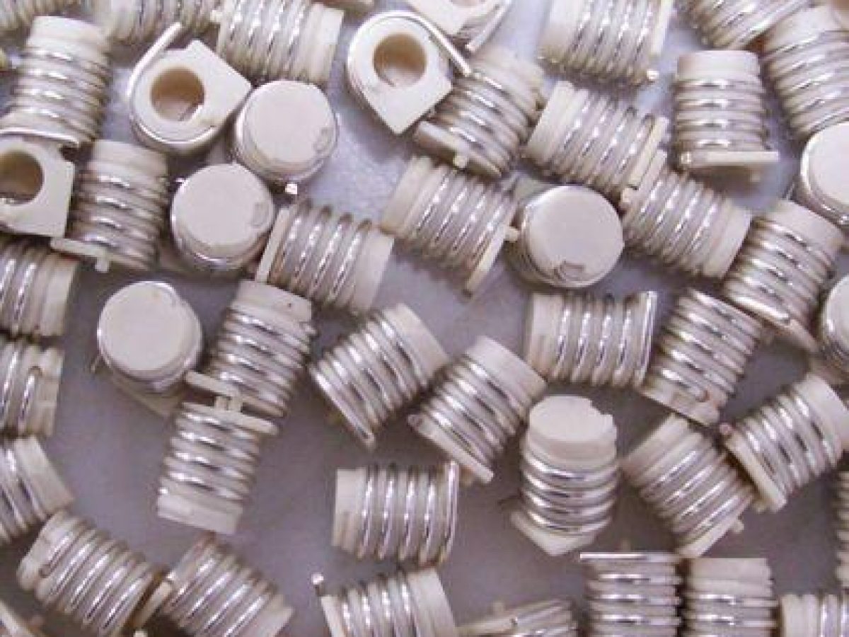 NEOTECH - Producent podzespołów indukcyjnych. Cewki, Dławiki, Anteny, Grzałki, Transformatory. www.neotech.pl/indukcyjne | Cewki indukcyjne SMD, do automatycznego montażu pick-and-place, z naniesionymi punktami klejowymi SMT, stabilny transport i pozycjonowanie elementów indukcyjnych w nowoczesnych procesach produkcji elektroniki SMD | NEOTECH - Producent podzespołów indukcyjnych. Cewki, Dławiki, Anteny, Grzałki, Transformatory. www.neotech.pl/indukcyjne | Cewki smd automatyczny montaż | Cewka indukcyjna