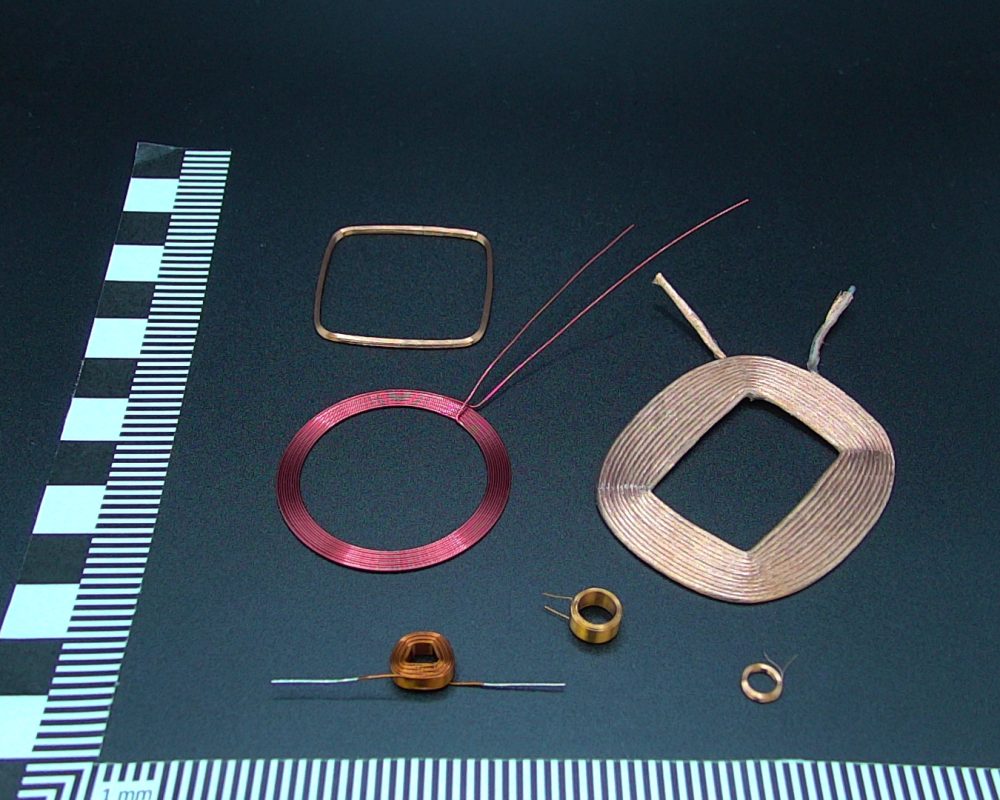 NEOTECH - Producent podzespołów indukcyjnych. Cewki, Dławiki, Anteny, Grzałki, Transformatory. www.neotech.pl/indukcyjneCewki indukcyjne SMD, do automatycznego montażu pick-and-place, z naniesionymi punktami klejowymi SMT, stabilny transport i pozycjonowanie elementów indukcyjnych w nowoczesnych procesach produkcji elektroniki SMD | NEOTECH - Producent podzespołów indukcyjnych. Cewki, Dławiki, Anteny, Grzałki, Transformatory. www.neotech.pl/indukcyjne | Cewki smd automatyczny montaż | Cewka indukcyjna