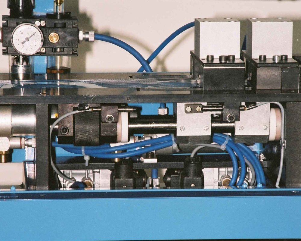 Machines, Devices, Automation, Modernization. BLDC motors, www.neotech.pl | UCR-010 cutting machine