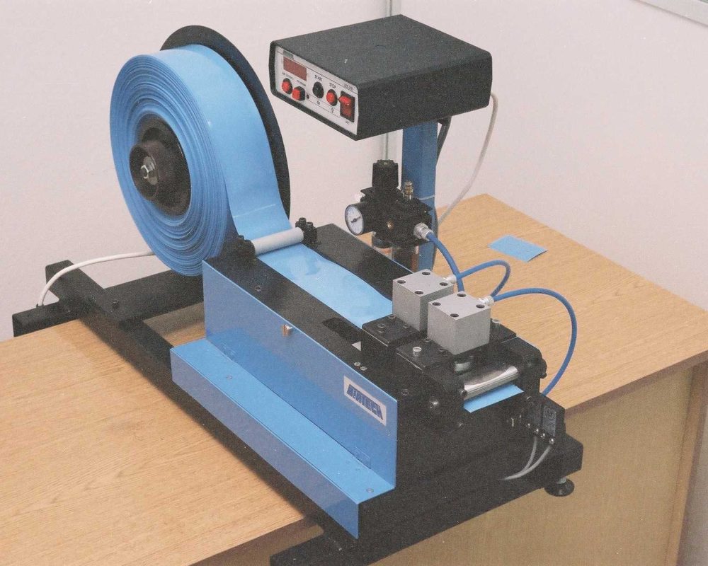 Machines, Devices, Automation, Modernization. BLDC motors, www.neotech.pl | UCR-010 cutting machine