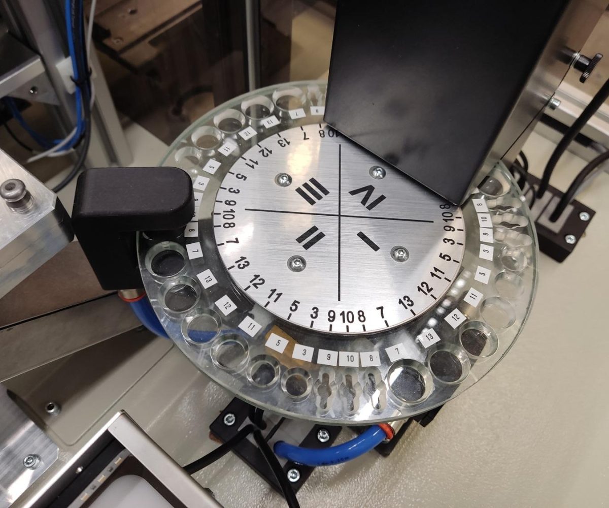 SPR-01 - Automated quality control machine for ferrite core inspection, selection, and packaging with a vision system and a SCARA industrial robot. Inspection | NEOTECH