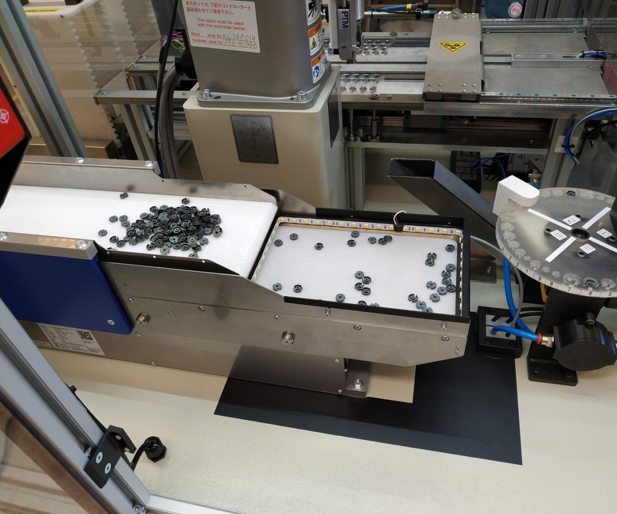 SPR-01 - Automated quality control machine for ferrite core inspection, selection, and packaging with a vision system and a SCARA industrial robot. Inspection | NEOTECH