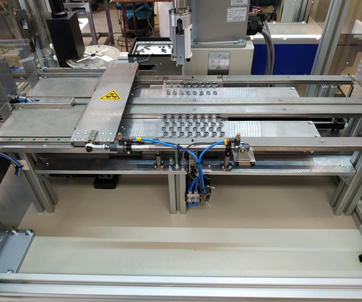 SPR-01 - Automated quality control machine for ferrite core inspection, selection, and packaging with a vision system and a SCARA industrial robot. Inspection | NEOTECH