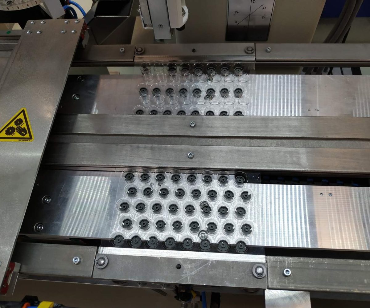 SPR-01 - Automated quality control machine for ferrite core inspection, selection, and packaging with a vision system and a SCARA industrial robot. Inspection | NEOTECH