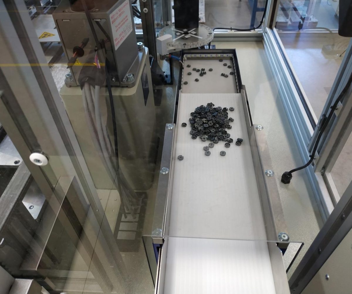 SPR-01 - Automated quality control machine for ferrite core inspection, selection, and packaging with a vision system and a SCARA industrial robot. Inspection | NEOTECH