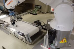 Robot KUKA pobierający detale z podajnika liniowego typu Anyfeeder