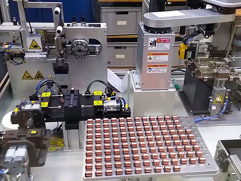 ULR - Zrobotyzowane stanowisko produkcyjne od NEOTECH www.neotech.pl/maszyny/ Automatyczne Gniazdo Wykończeniowe, Zrobotyzowane stanowisko produkcyjne Strefa pracy robota SCARA, podajników, topnikowania, cynowania i pomiaru Czteroosiowy robot SCARA Yamaha z chwytakiem pneumatycznym i silnikiem obrotowym na stanowisku roboczym ULR Stacja cynowania wysokotemperaturowego: Stacja cynowania cewek ULR z tyglem o pojemności 6400 g i mocy 1200 W, generującym temperaturę lutowania do 600 stopni Celsjusza Stacja taśmowania uzwojeń, wrapping: Moduł automatycznego taśmowania uzwojeń cewki z chwytakiem taśmy izolacyjnej, prowadnicą z regulacją szerokości oraz nożem tnącym. Stacja pomiaru elektrycznego, strefa QC: Stacja kontroli jakości cewek ze sprzęgami pomiarowymi sterowanymi pneumatycznie, zintegrowana z testerem elektrycznym Szafa sterownicza i pneumatyczna: Otwarta szafa sterownicza maszyny ULR-02 z zainstalowanym sterownikiem przemysłowym Omron PLC, modułami bezpieczeństwa i wyspą zaworową Panel operatorski HMI, ekran główny: Ekran dotykowy panelu HMI NEOTECH do obsługi, edycji parametrów technologicznych i diagnostyki pracy zrobotyzowanej maszyny ULR-02 W bezpiecznej, zamkniętej obudowie ochronnej z kolumną sygnalizacyjną i panelem HMI