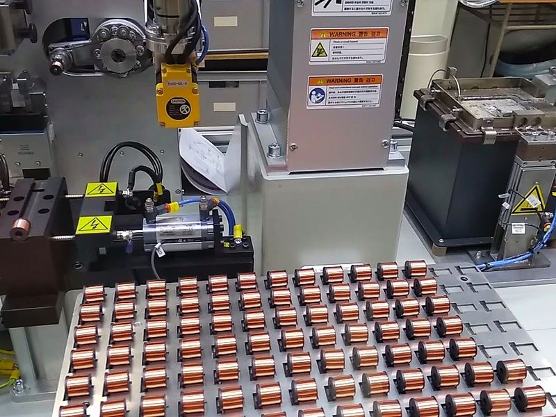 ULR - Zrobotyzowane stanowisko produkcyjne od NEOTECH www.neotech.pl/maszyny/ Automatyczne Gniazdo Wykończeniowe, Zrobotyzowane stanowisko produkcyjne Strefa pracy robota SCARA, podajników, topnikowania, cynowania i pomiaru Czteroosiowy robot SCARA Yamaha z chwytakiem pneumatycznym i silnikiem obrotowym na stanowisku roboczym ULR Stacja cynowania wysokotemperaturowego: Stacja cynowania cewek ULR z tyglem o pojemności 6400 g i mocy 1200 W, generującym temperaturę lutowania do 600 stopni Celsjusza Stacja taśmowania uzwojeń, wrapping: Moduł automatycznego taśmowania uzwojeń cewki z chwytakiem taśmy izolacyjnej, prowadnicą z regulacją szerokości oraz nożem tnącym. Stacja pomiaru elektrycznego, strefa QC: Stacja kontroli jakości cewek ze sprzęgami pomiarowymi sterowanymi pneumatycznie, zintegrowana z testerem elektrycznym Szafa sterownicza i pneumatyczna: Otwarta szafa sterownicza maszyny ULR-02 z zainstalowanym sterownikiem przemysłowym Omron PLC, modułami bezpieczeństwa i wyspą zaworową Panel operatorski HMI, ekran główny: Ekran dotykowy panelu HMI NEOTECH do obsługi, edycji parametrów technologicznych i diagnostyki pracy zrobotyzowanej maszyny ULR-02 W bezpiecznej, zamkniętej obudowie ochronnej z kolumną sygnalizacyjną i panelem HMI