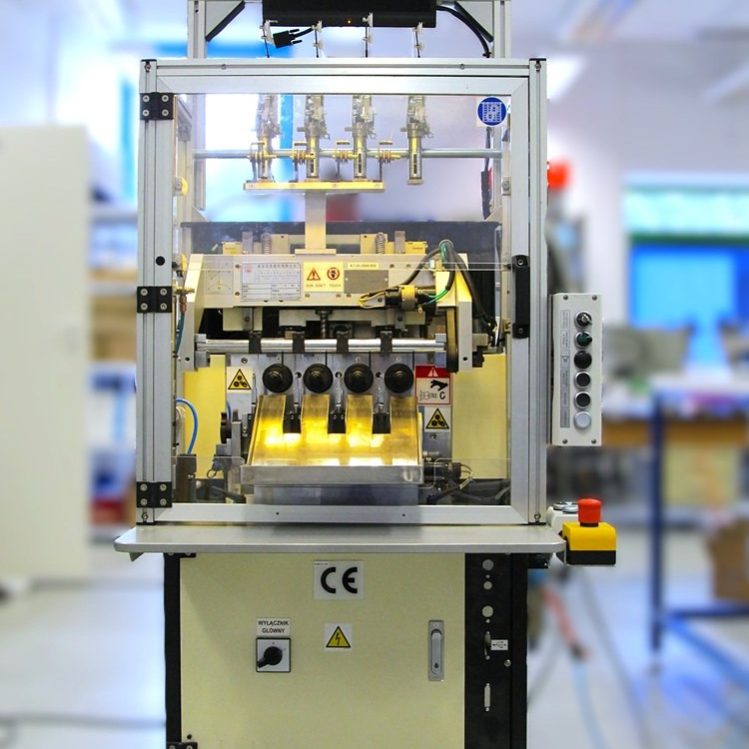 Zmodernizowana nawijarka przemysłowa DETZO wyposażona w nowoczesny system sterowania PLC, serwonapędy oraz interfejs operatorski HMI, przystosowana do precyzyjnej produkcji cewek. Modernizacja maszyn NEOTECH.