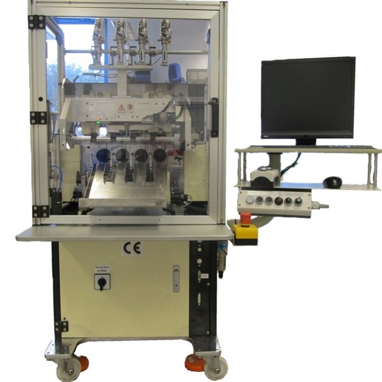 Zmodernizowana nawijarka przemysłowa DETZO wyposażona w nowoczesny system sterowania PLC, serwonapędy oraz interfejs operatorski HMI, przystosowana do precyzyjnej produkcji cewek. Modernizacja maszyn NEOTECH.