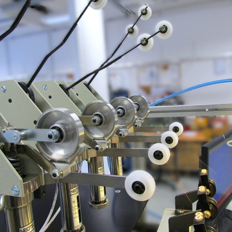 Zmodernizowana nawijarka przemysłowa DETZO wyposażona w nowoczesny system sterowania PLC, serwonapędy oraz interfejs operatorski HMI, przystosowana do precyzyjnej produkcji cewek. Modernizacja maszyn NEOTECH.