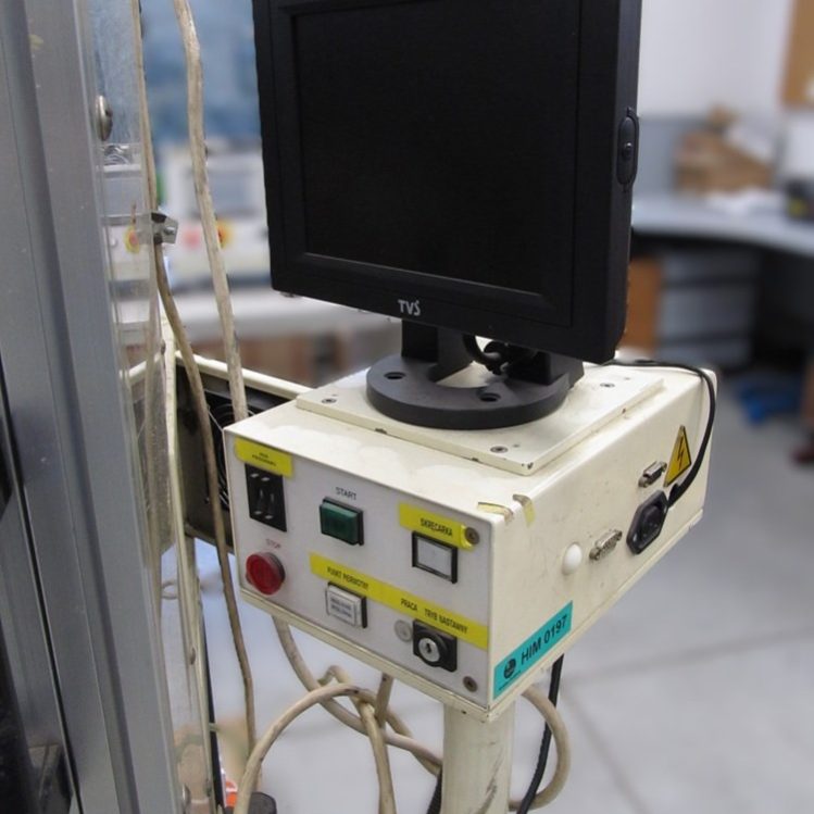 Zmodernizowana nawijarka przemysłowa DETZO wyposażona w nowoczesny system sterowania PLC, serwonapędy oraz interfejs operatorski HMI, przystosowana do precyzyjnej produkcji cewek. Modernizacja maszyn NEOTECH.