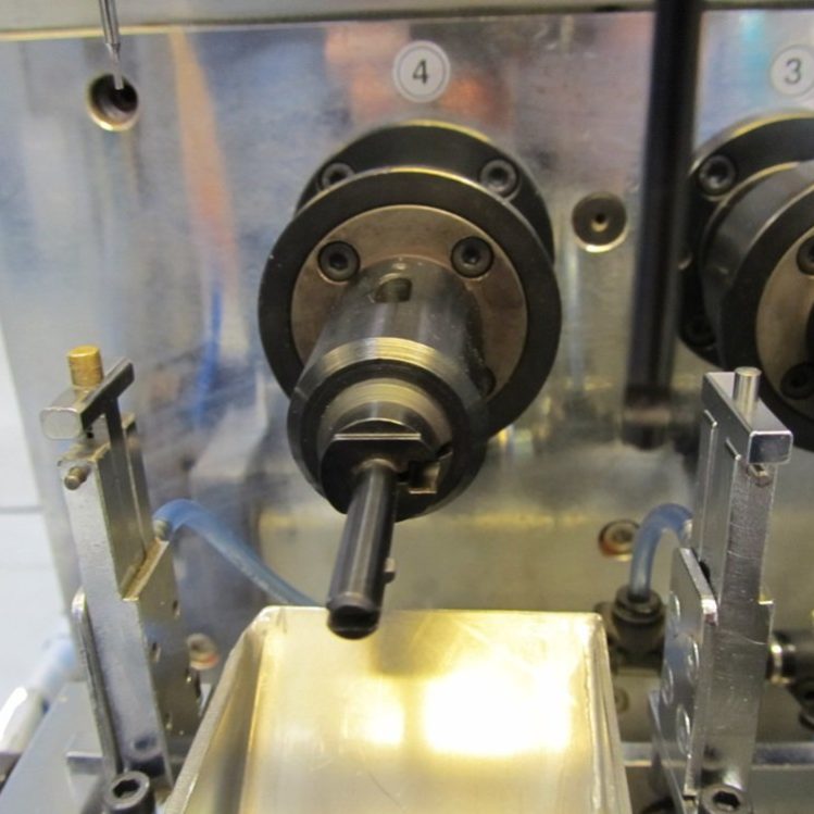 Zmodernizowana nawijarka przemysłowa DETZO wyposażona w nowoczesny system sterowania PLC, serwonapędy oraz interfejs operatorski HMI, przystosowana do precyzyjnej produkcji cewek. Modernizacja maszyn NEOTECH.