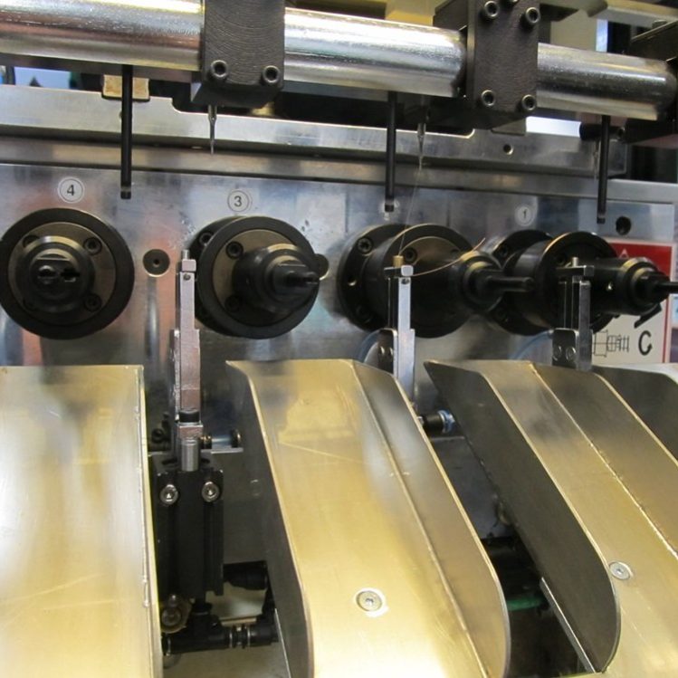 Zmodernizowana nawijarka przemysłowa DETZO wyposażona w nowoczesny system sterowania PLC, serwonapędy oraz interfejs operatorski HMI, przystosowana do precyzyjnej produkcji cewek. Modernizacja maszyn NEOTECH.