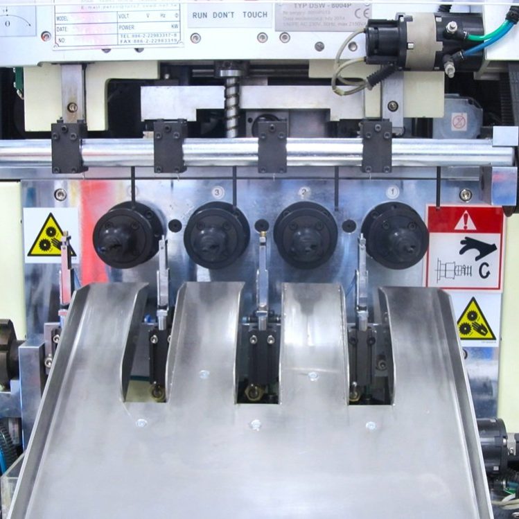 Zmodernizowana nawijarka przemysłowa DETZO wyposażona w nowoczesny system sterowania PLC, serwonapędy oraz interfejs operatorski HMI, przystosowana do precyzyjnej produkcji cewek. Modernizacja maszyn NEOTECH.