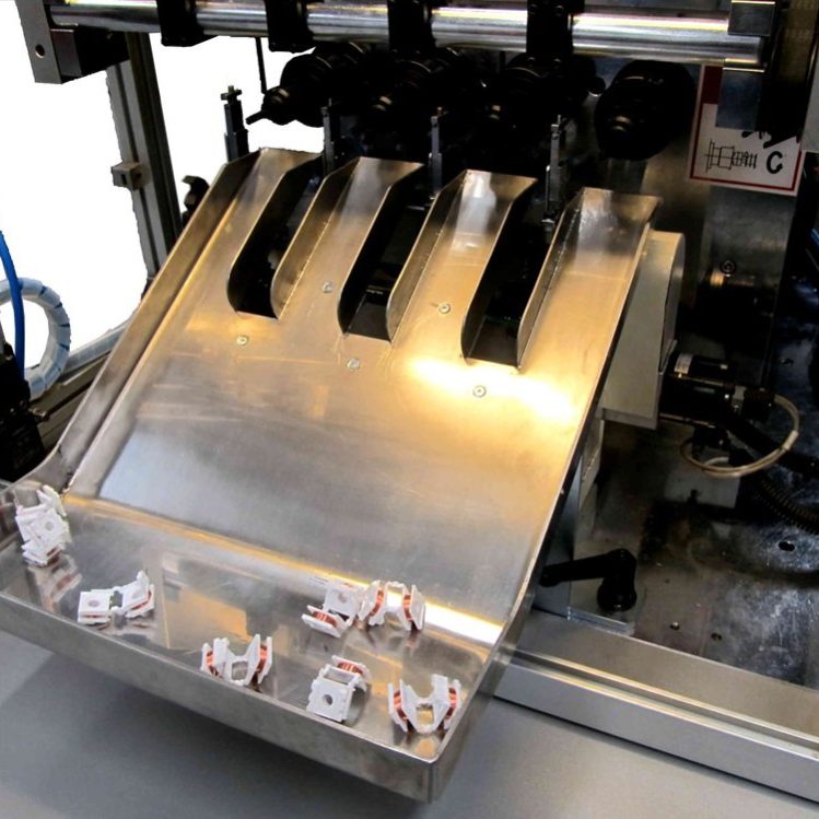 Zmodernizowana nawijarka przemysłowa DETZO wyposażona w nowoczesny system sterowania PLC, serwonapędy oraz interfejs operatorski HMI, przystosowana do precyzyjnej produkcji cewek. Modernizacja maszyn NEOTECH.