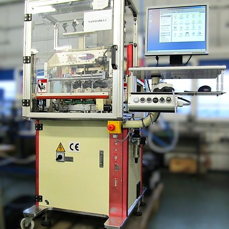 Zmodernizowana nawijarka przemysłowa DETZO wyposażona w nowoczesny system sterowania PLC, serwonapędy oraz interfejs operatorski HMI, przystosowana do precyzyjnej produkcji cewek. Modernizacja maszyn NEOTECH.