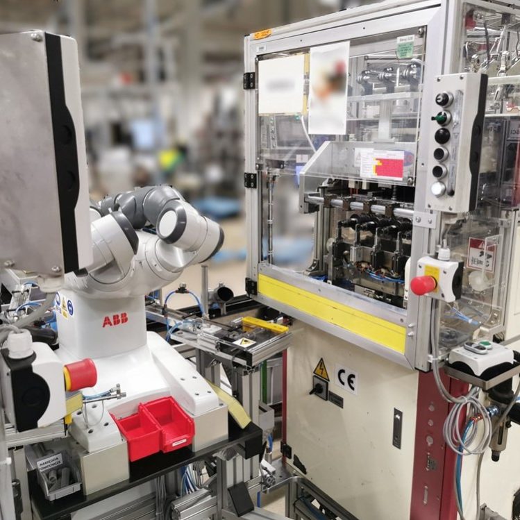 Zmodernizowana nawijarka przemysłowa DETZO wyposażona w nowoczesny system sterowania PLC, serwonapędy oraz interfejs operatorski HMI, przystosowana do precyzyjnej produkcji cewek. Modernizacja maszyn NEOTECH.