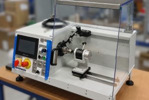 NCJ-22 NCJ-22 NEOTECH Nawijanie prosto z Białegostoku Nasze maszyny nawijające wyróżniają się szerokimi zdolnościami produkcyjnymi, dzięki którym możliwe jest precyzyjne i powtarzalne wykonywanie zarówno prostych, jak i bardzo złożonych uzwojeń. NEOTECH - Cewki, nawijanie cewek, nawijarki do cewek i profesjonalne maszyny do nawijania uzwojeń – kompleksowe rozwiązania dla produkcji cewek indukcyjnych, transformatorowych, elektromagnetycznych i elektrycznych. Poznaj technologie precyzyjnego nawijania drutu, przewodów i uzwojeń, automatyczne i półautomatyczne nawijarki, urządzenia do produkcji cewek oraz rozwiązania wspierające procesy związane z indukcją elektromagnetyczną, uzwojeniami, indukcyjnością i elektrotechniką. Sprawdź nowoczesne systemy nawijania, automatyzację produkcji cewek, maszyny do nawijania przewodów, urządzenia do wykonywania uzwojeń oraz technologie przeznaczone do zastosowań przemysłowych, elektronicznych, elektrycznych i elektromagnetycznych.