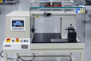 NCJ-44 NCJ-44 NEOTECH Nawijanie prosto z Białegostoku Nasze maszyny nawijające wyróżniają się szerokimi zdolnościami produkcyjnymi, dzięki którym możliwe jest precyzyjne i powtarzalne wykonywanie zarówno prostych, jak i bardzo złożonych uzwojeń. Nasze urządzenia obsługują różne typy drutów – od cienkich średnic używanych w elementach miniaturowych po grubsze przewody stosowane w dławikach i transformatorach mocy. Dzięki elastycznym ustawieniom oraz dedykowanemu oprzyrządowaniu, nawijarki NEOTECH mogą być dostosowane do produkcji cewek, dławików, transformatorów, czujników, silników czy innych komponentów wymagających najwyższej dokładności. Wysoka automatyzacja i możliwość integracji z dodatkowymi systemami kontroli jakości sprawiają, że nasze rozwiązania zapewniają nie tylko wydajność, ale również powtarzalność i niezawodność w warunkach produkcji seryjnej. W NEOTECH innowacja spotyka się z precyzją! Wykonujemy nawijarki i dedykowane oprzyrządowanie dopasowane do Twoich potrzeb. Oferujemy kompleksowe rozwiązania w zakresie projektowania i produkcji nawijarek, które dostosowujemy do konkretnych wymagań i potrzeb naszych klientów. Nasze urządzenia charakteryzują się wysoką wydajnością, niezawodnością oraz łatwością obsługi, co przekłada się na optymalizację procesów i maksymalną wydajność produkcji w różnych branżach. Typowo nasze nawijarki produkują komponenty indukcyjne (cewka, dławik, transformator) oraz detale dla branży Automotive, ale również są elementami procesów produkujących inne elementy elektroniczne (czujnik, grzałka, silnik BDC). Dzięki zespołowi doświadczonych specjalistów i nowoczesnym technologiom, realizujemy nawet najbardziej wymagające projekty, wspierając rozwój Twojej firmy w dynamicznie zmieniającym się rynku. Zaufaj ekspertom – nasze rozwiązania to efektywność i niezawodność.