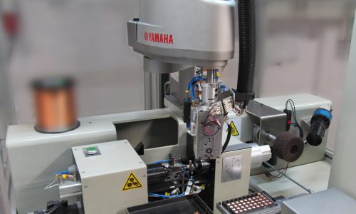 Jednowrzecionowy automat do nawijania wyposażony w magazyn materiałów i wyrobów. Maszyna zintegrowana z robotem SCARA marki Yamaha | Praca - konstruktor automatyk