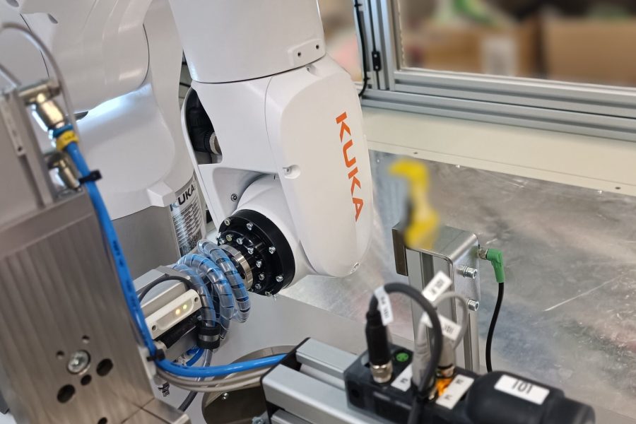 Jak powstaje maszyna przemysłowa? Zobacz krok po kroku proces projektowania, montażu mechanicznego i elektrycznego maszyn produkcyjnych, montażowych i pakujących. NEOTECH – automatyzacja, robotyzacja, maszyny na zamówienie, linie technologiczne. www.neotech.pl