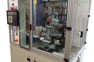 SPR-01 - Zautomatyzowana maszyna kontroli jakości. Selekcja i pakowanie rdzeni ferrytowych z systemem wizyjnym i robotem przemysłowym SCARA. Kontrola | NEOTECH